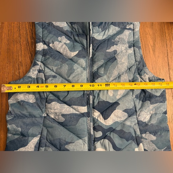 The North Face 550 Down Puffer Vest Camo Womens Medium Outerwear Ski Snowboard - Picture 10 of 11